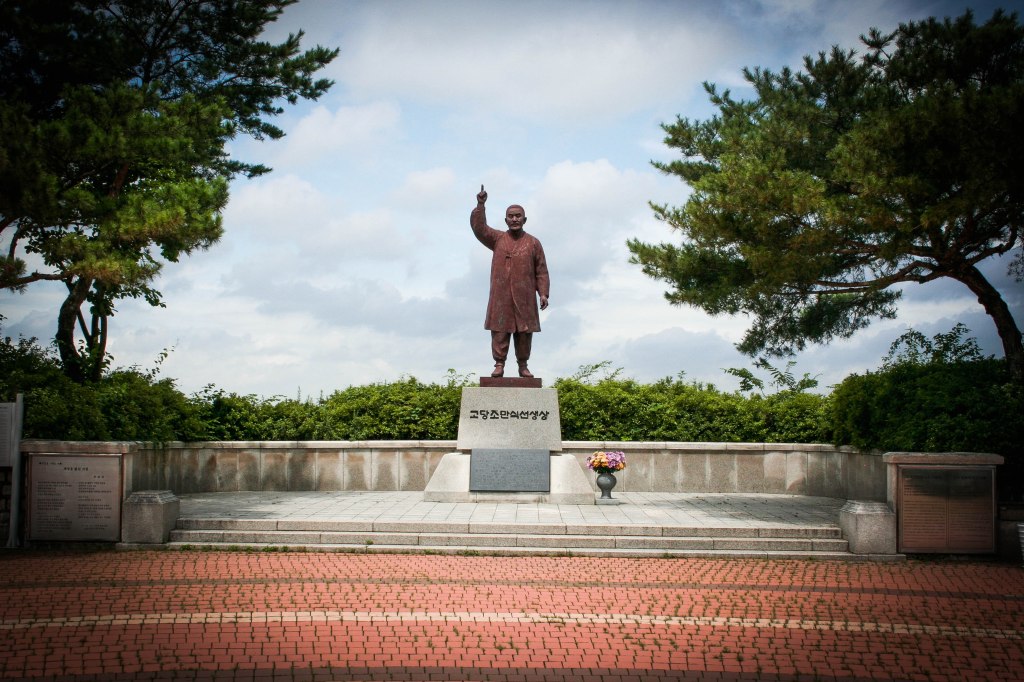 A statue outside the observatory