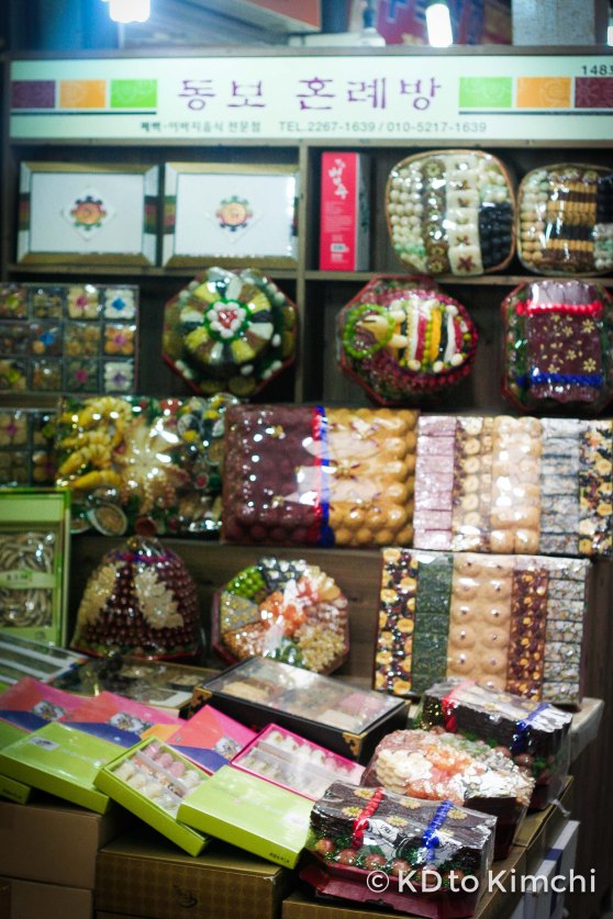Gift sets made from rice cakes and other snacks