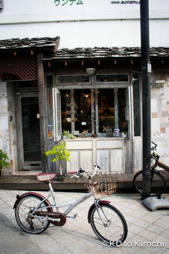 A bicycle outside a cafe
